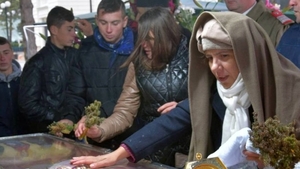 Părăsită de logodnicul ei pentru alta, o tânără s-a rugat la moaștele Sfintei Parascheva. Ireal ce s-a întâmplat după doar o lună