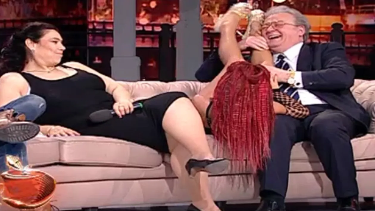 Tribunul s-a dezlantuit! Vadim Tudor, calare pe canapea cu o striparita si cu Ioana Tufar!