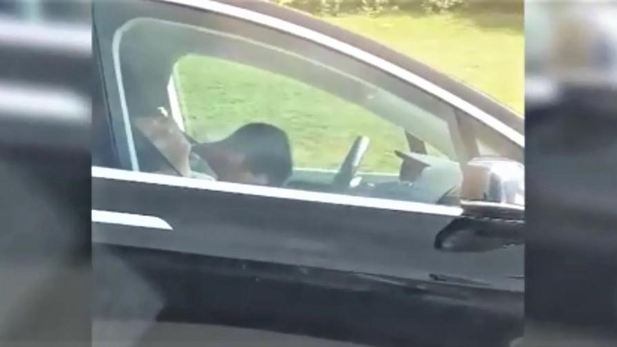 Mii de șoferi fac asta și nu știu dacă este legal sau nu. Ce spun regulile în vigoare despre conducătorii auto care dorm în mașini