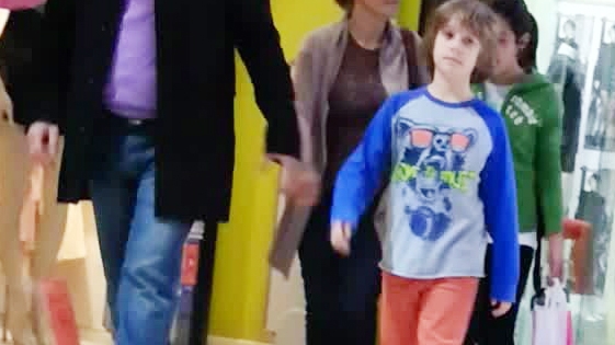 Andreea Esca s-a distrat la mall cu familia! Au intrat la magazinele cu reduceri, insa au plecat cu mainile goale