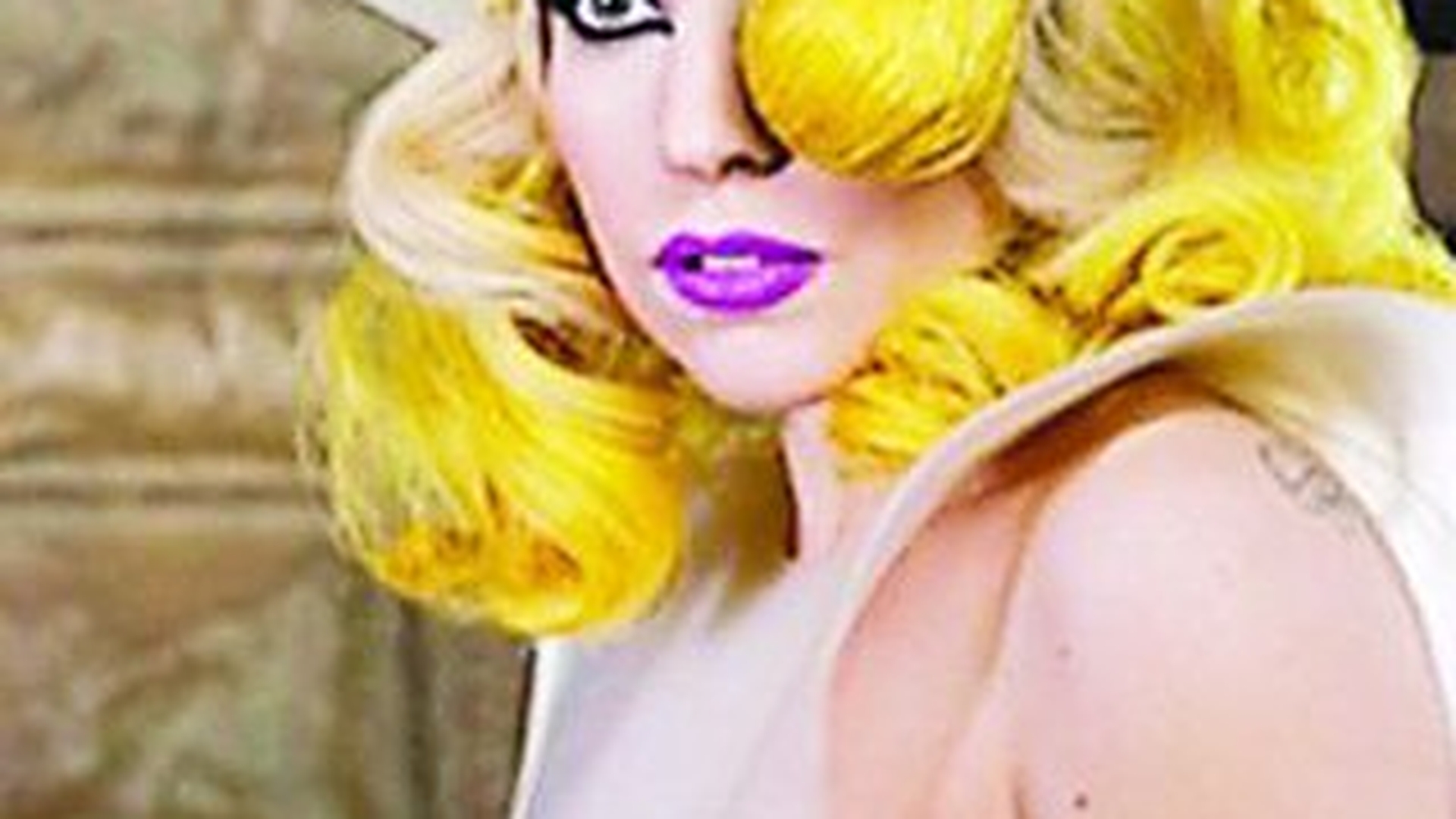 Lady Gaga si-a facut telefon din par