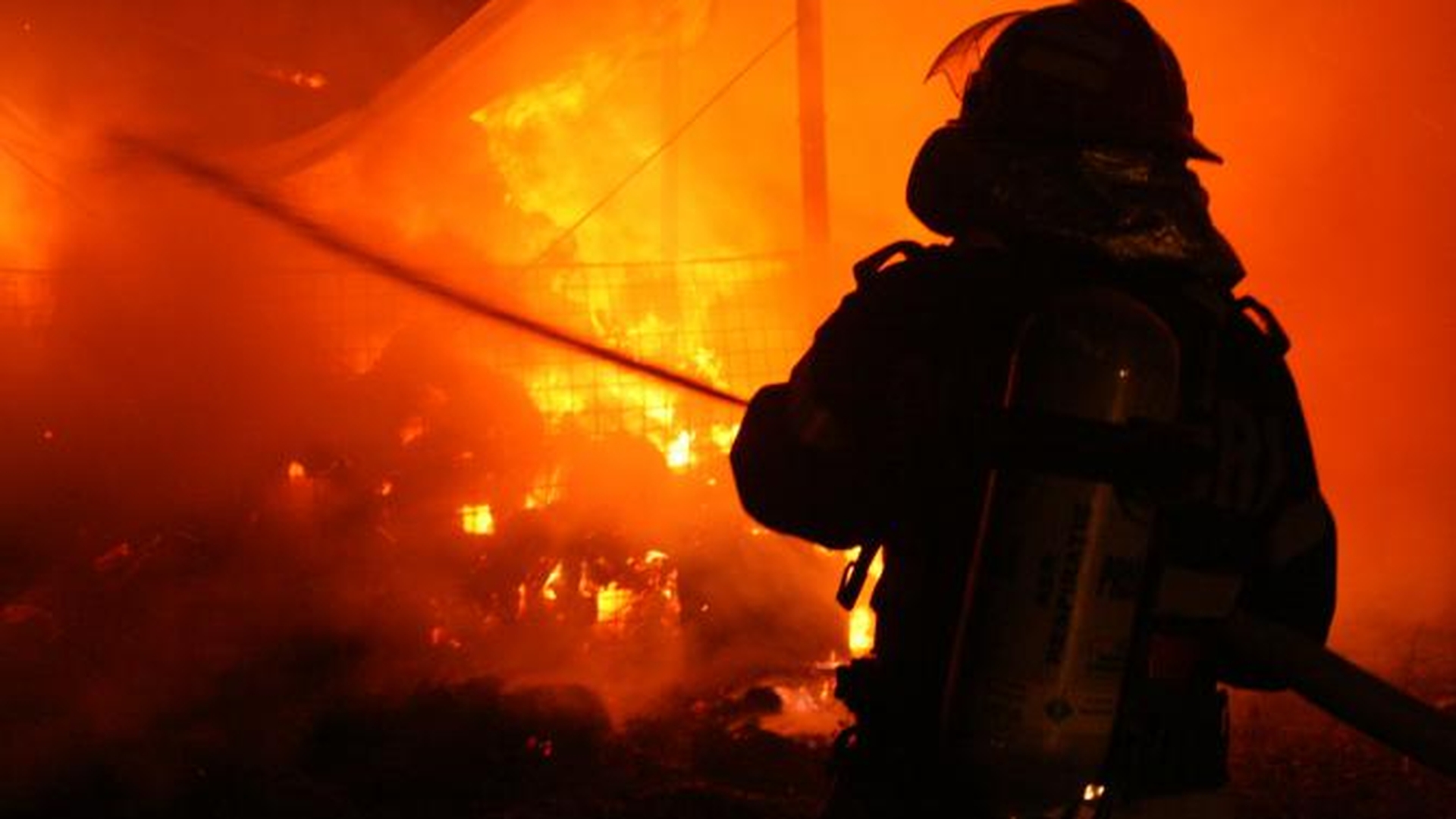 Incendiu în Galați! Două autoturisme au ars în întregime