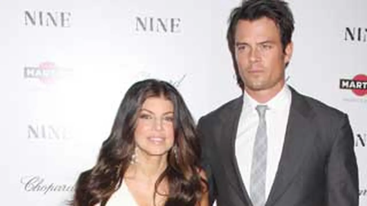 Sotul lui Fergie, dat jos din avion pentru ca nu a vrut sa-si inchida telefonul!