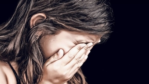 O fetiță din Bistrița-Bârgăului a fost bătută de învățător până a făcut pe ea!
