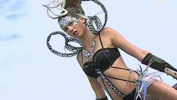 VIDEO Concurenta Next Top Model, inghetata in Islanda: Ma dor sanii de frig, dar nu stiu de ce, ca nu am silicoane!