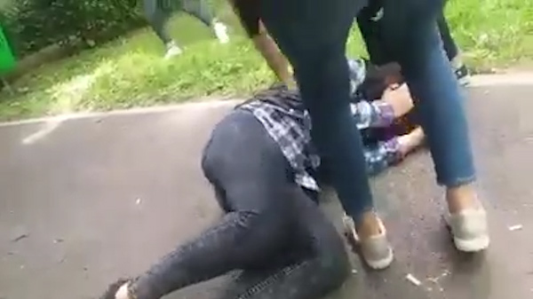 Adolescentă bătută cu sălbăticie de trei colege