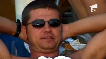 VIDEO Ce pofticioasa e! Adelina savureaza frisca si fructele de pe corpul unui concurent de pe Vaporul iubirii!