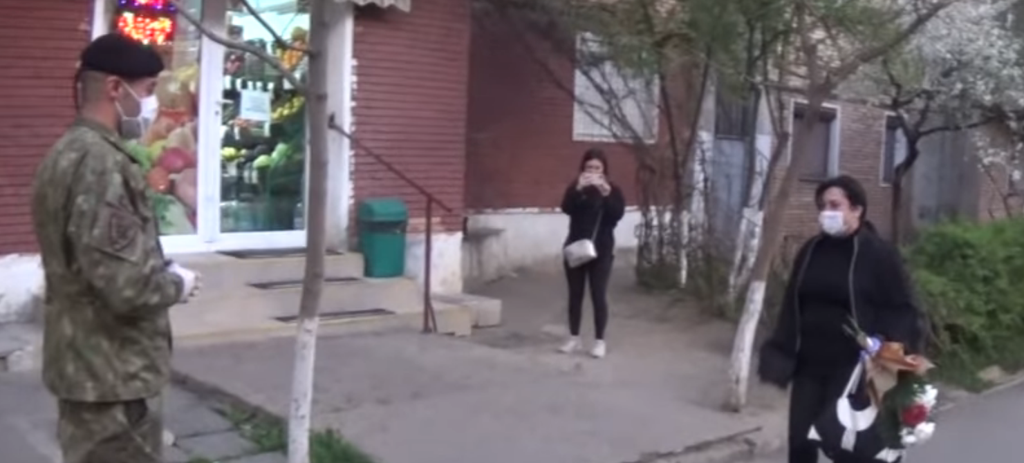 Gest emoționant! Cum au întâmpinat-o militarii din Galați pe asistenta hărțuită de vecini pentru că îngrijește bolnavii de COVID-19 VIDEO