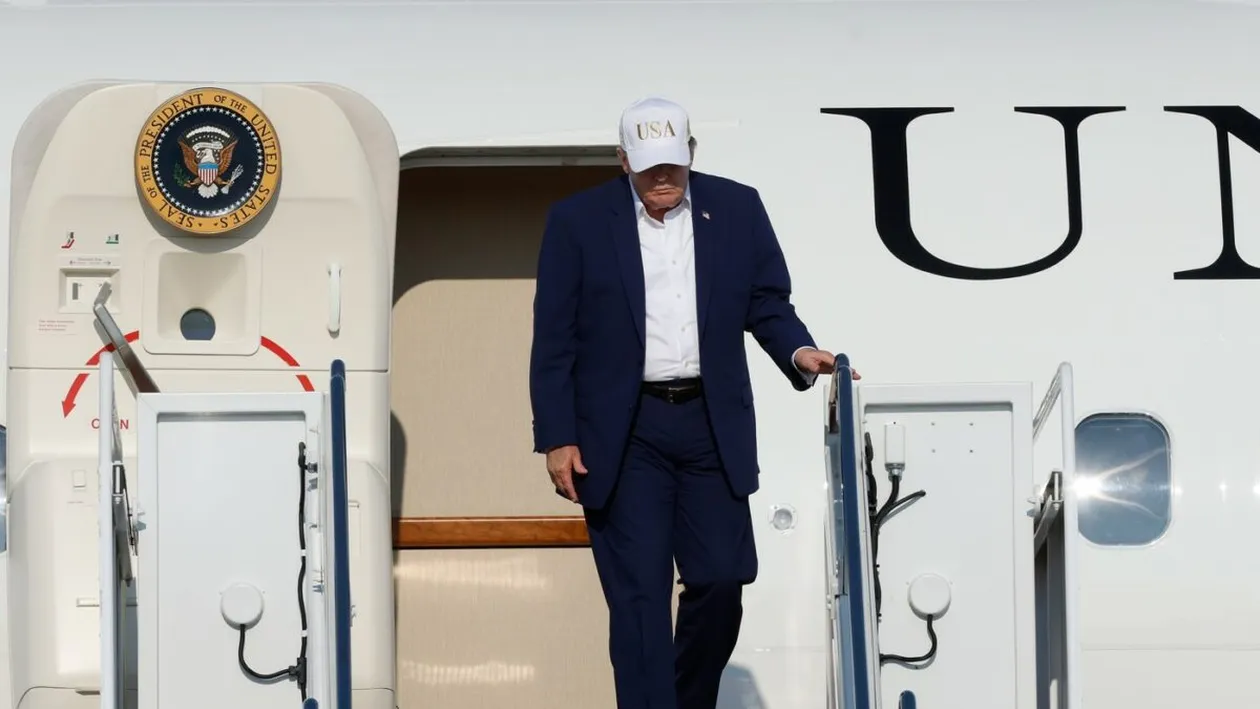 Scenariu desprins din „James Bond” pentru Trump. Președintele american a fost scos pe ascuns din Air Force One