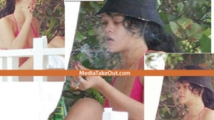 Rihanna, la un joint mic pe terasa