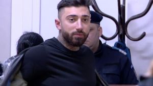 Rivalul lui Bebino, pedepsit aspru în închisoare! Cezar Petcu, taxat după ce a fumat trabuc în celulă și s-a postat pe TikTok
