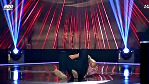 Cel mai emotionant moment al serii de la Vocea Romaniei! A intors toate cele 4 scaune si a izbunit in plans!