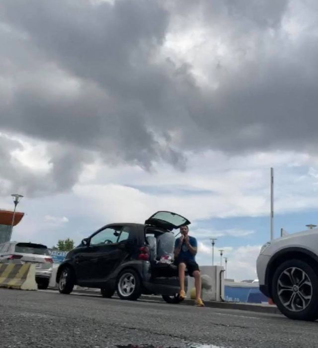 Cătălin Cazacu, picnic de unul singur, la portbagajul „broscuței”