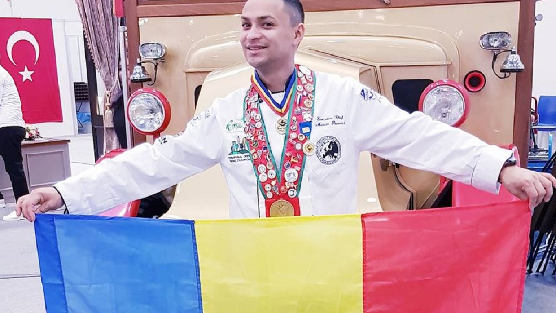 El este Chef-ul care sculptează în… fructe și legume!