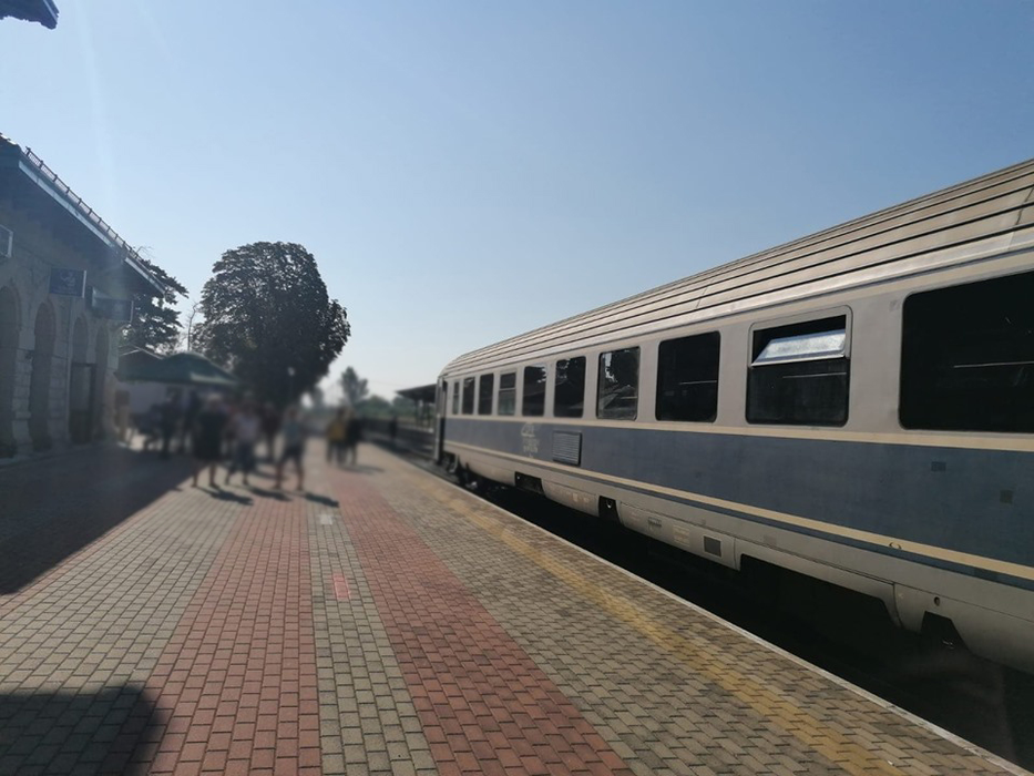 Să mori de râs la Piatra Neamț! Locomotiva a plecat, vagoanele au rămas!