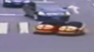 VIDEO Un barbat a condus doua masinute simultan prin traficul aglomerat