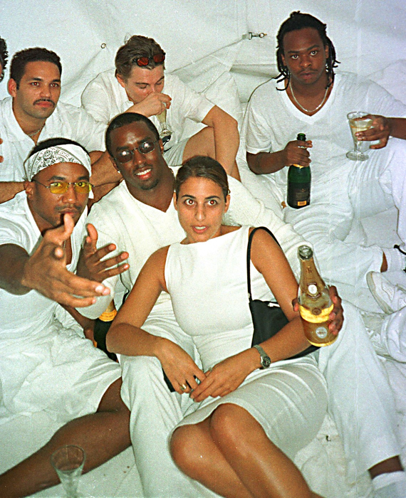 7 septembrie 1998, East Hampton, New York, SUA: Sean ''Puffy'' P Diddy Combs și Leonardo DiCaprio cu prietenii la petrecerea de ziua muncii Combs. la casa sa din East Hampton. Foto: Profimedia