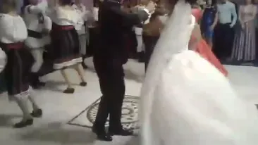 Iată cum dansează moldovenii! Imaginile de la o nuntă din Botoșani au făcut înconjurul lumii