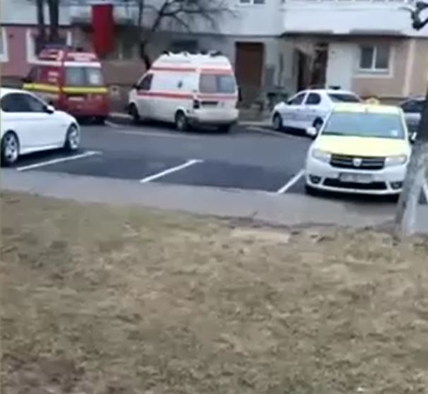 2 bărbați au murit în urma unei luări de ostatici în Onești: “Multiple plăgi înjunghiate, a intrat iar în stop cardio-respirator”. Atacatorul a fost împușcat de polițiști | FOTO