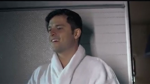 Liviu Varciu, lins pe fată de Adelina in noul videoclip! Iti place cum sună piesa "Vecina"?