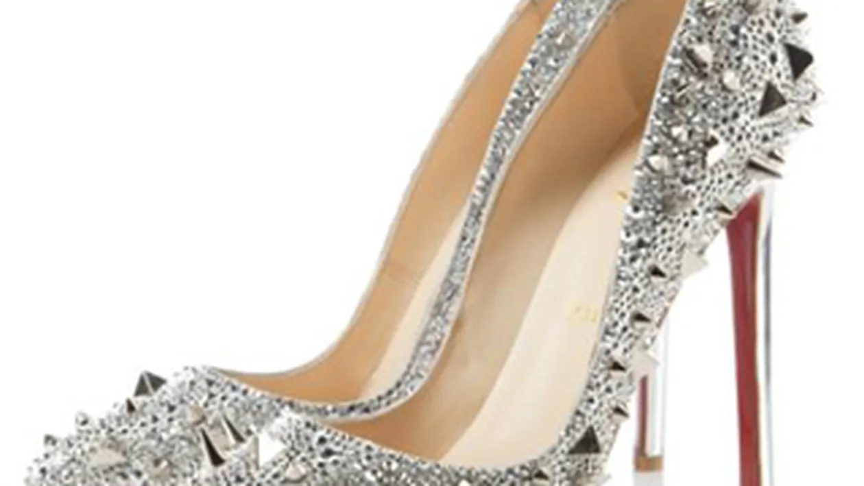 Marina Dina face economii pentru o pereche de pantofi! Vezi aici la ce conduri viseaza!