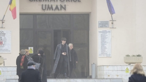 Fratele cel mic al Cristinei Țopescu, îngenuncheat de durere la crematoriul unde a fost incinerată regretata jurnalistă. I-a stat la căpătâi până în ultima clipă!