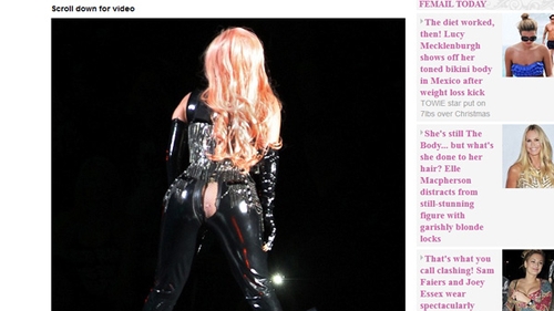 Lady Gaga, gabarit depăşit! Şi-a distrus pantalonii Versace din latex din cauză că are fundul mare! I-au crăpat pe scenă!
