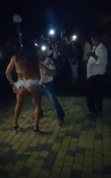 Momentul în care un bărbat este prins de soție în timp ce dansa lasciv cu o brunetă sexy! Imaginile au devenit virale