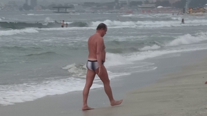 Nimic nu-l goneste de la plaja! Vasila Blaga se balaceste in mare chiar si cand…