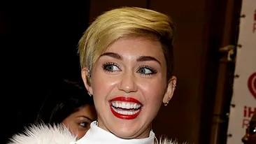 Miley Cyrus a ajuns mai rău ca Lady Gaga! S-a afisat pe scenă doar in chiloti si a cântat la o... banană