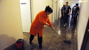 Lecția de viață primită de studenții unei facultăți din Iași la examenul de licență: “Nu o vor uita niciodată”. Ce au fost întrebați despre femeia de serviciu și descoperirile făcute