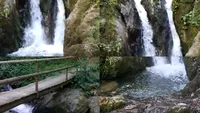 Cascada din România care își schimbă aspectul în funcție de anotimp. În ce zonă se află