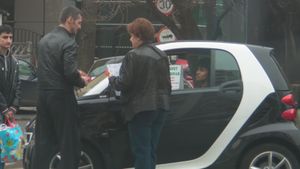 O sotie model! Mulatra Aminata asteapta cuminte in masina in timp ce sotul ei face afaceri in strada!