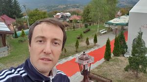 Călin Geambașu n-a intrat în alertă din cauza Codului roșu de ploi din Capitală. Ce a făcut artistul: ”Ne-a rămas reflex din pandemie” | EXCLUSIV