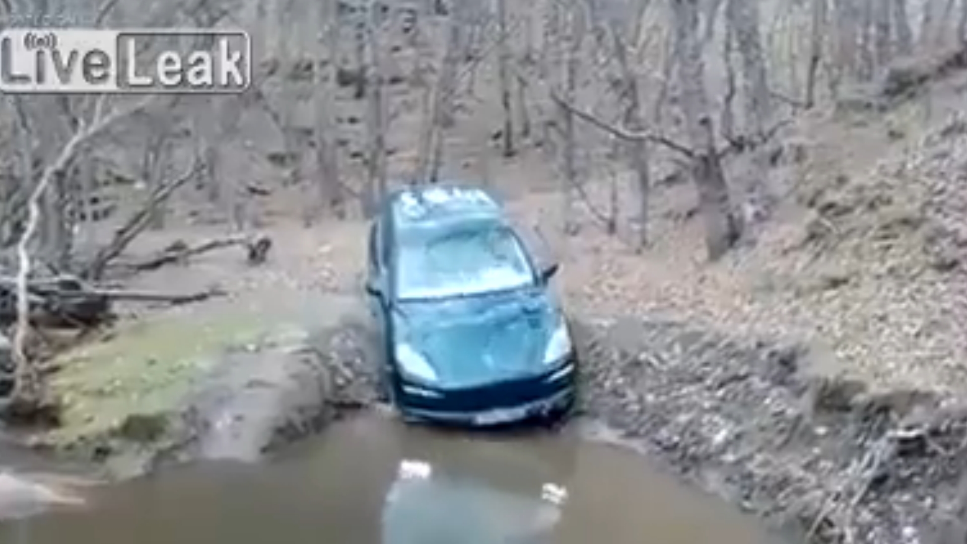 Asa ceva nici in desene animate nu vezi! A intrat cu Porsche-ul in rau si l-a luat apa