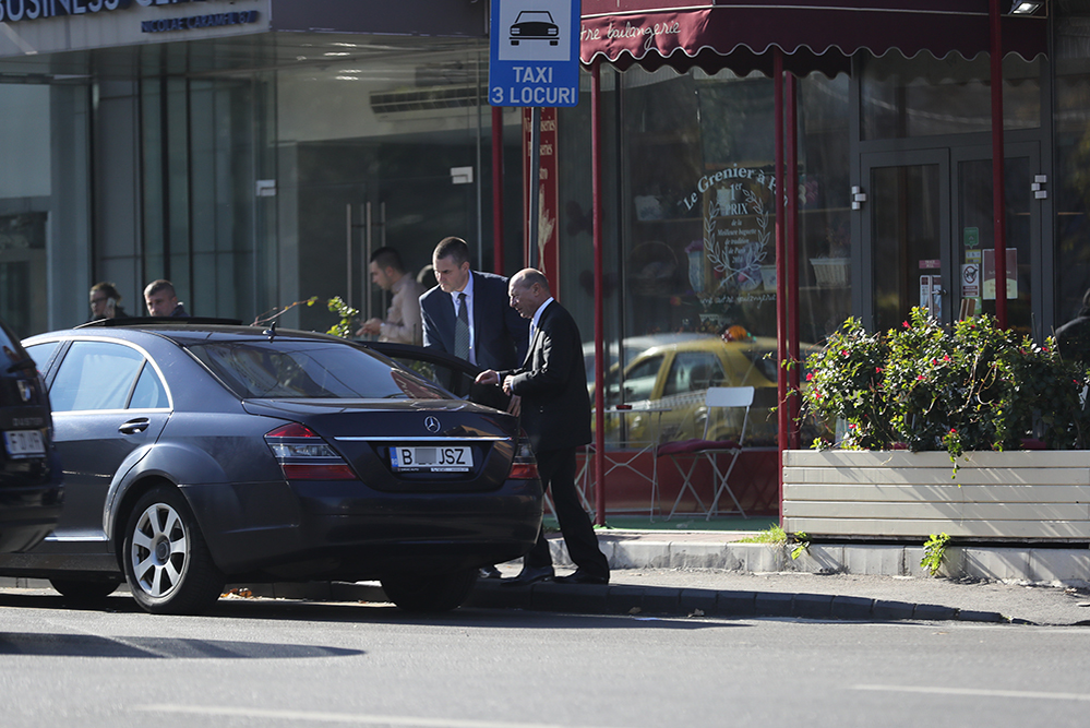 Fostul şef al statului urcă pe bancheta din spate a unei limuzine Mercedes