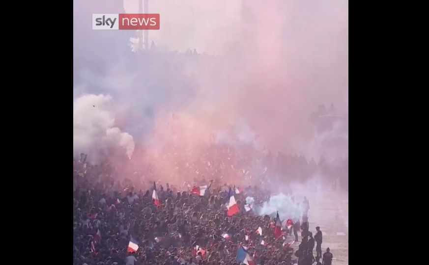 Sute de mii de francezi au sărbătorit pe Champs Elysee, după victoria de la Campionatul Mondial 2018