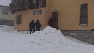 Fără curent și fără căldură la cabană în vârf de munte. 36 de oameni au fost salvați de jandarmii și polițiștii din Horezu