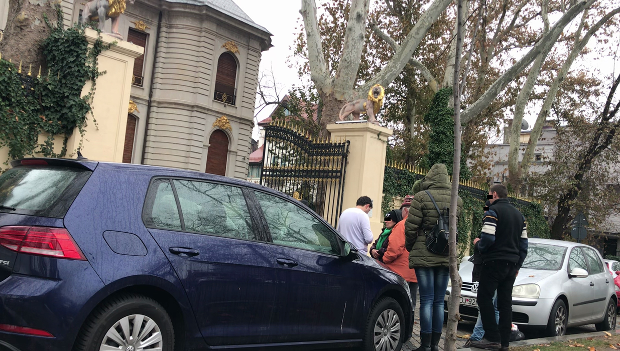 Ionuț Luțu, cancelarul lui Gigi Becali, și-a deschis ”punct de lucru” la poarta Palatului din Aleea Alexandru!
