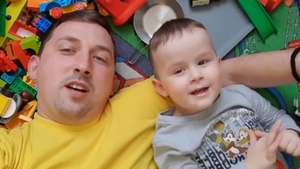 Băiețelul de patru ani, diagnosticat cu Covid-19, s-a vindecat și este acasă! Mesajul transmis de el și tatăl lui