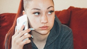 O puștoaică de 15 ani a cheltuit un milion de lire sterline pe gene și unghii false