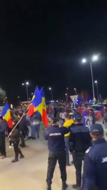 Scandări halucinante în fața Spitalului din Bacău
