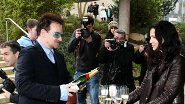 Bono i-a cinstit cu sampanie pe fotografi