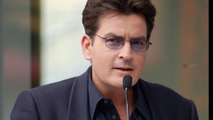 Detalii noi despre atacul asupra lui Charlie Sheen, din propria casă. Vecina ar fi sărit la el cu o armă mortală