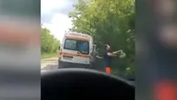 Halucinant! O angajată a oprit ambulanţa ca să culeagă flori de soc