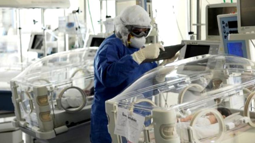 Medicilor nu le-a venit să creadă! Tripleți născuți infectați cu noul coronavirus! Părinții lor, depistați negativi