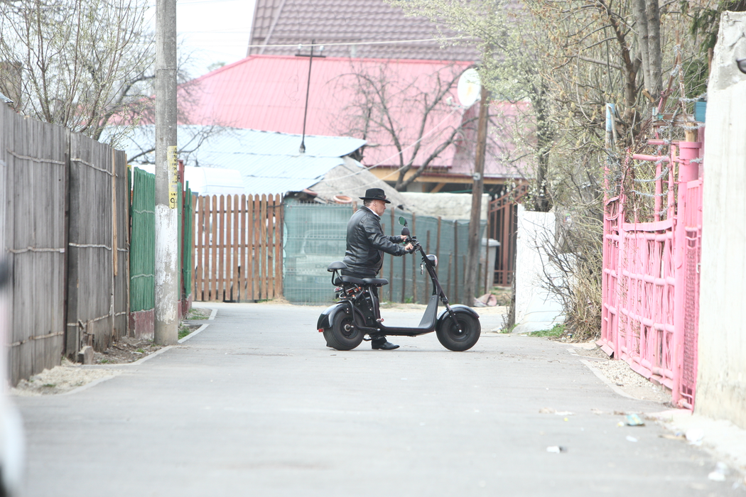 ”Regele cerșetorilor” din București are casă la Buftea și umblă cu scuter de 2.000 €!