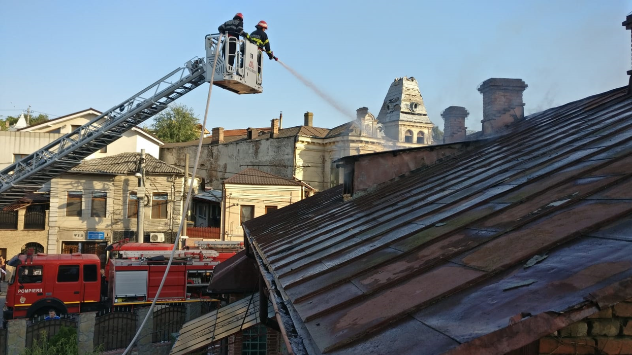 Incendiu puternic în Tulcea! Pompierii se luptă cu flăcările care au cuprins mai multe case