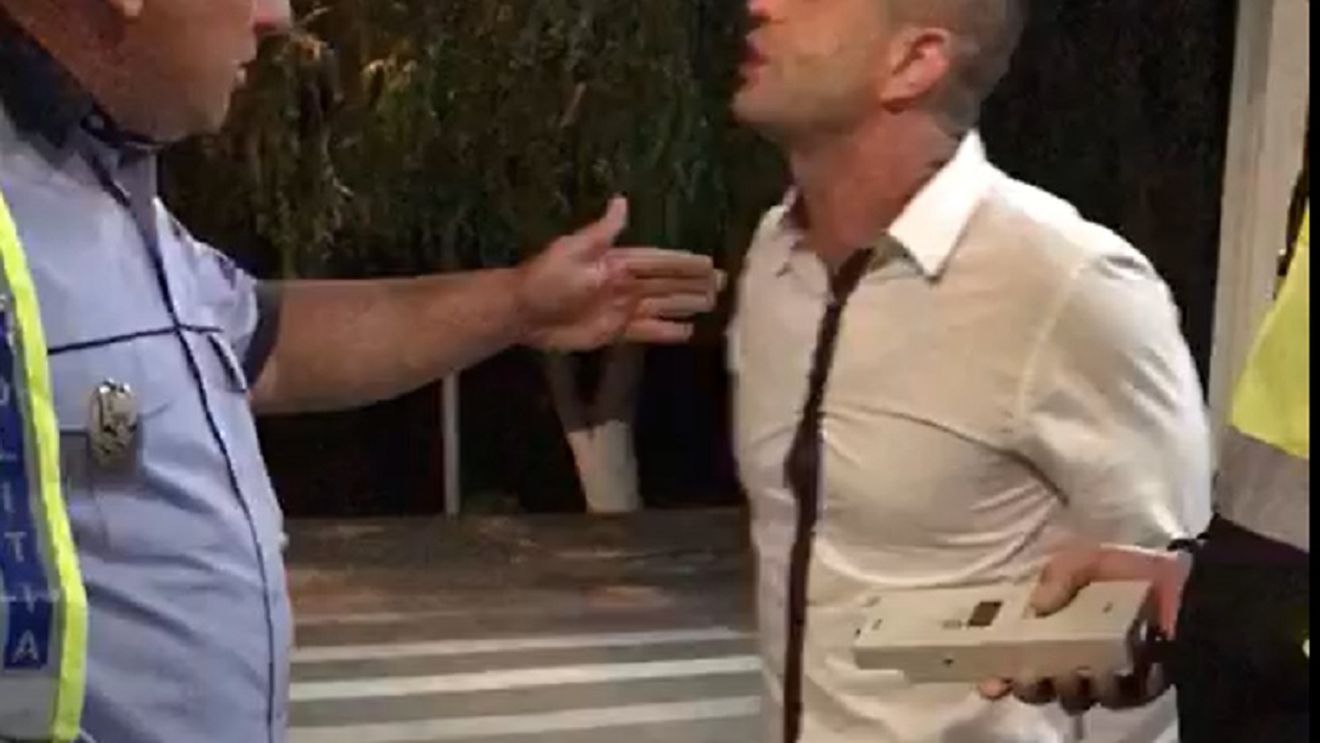 VIDEO. Polițiști din Arad, amenințați cu moartea de un șofer beat care circula pe sens interzis. "Am zis că îl omor"