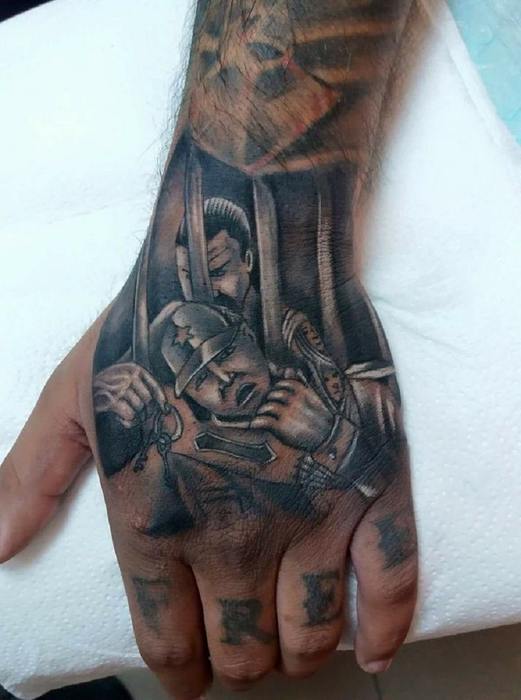 Nu se lasă! Dani Mocanu şi-a făcut un tatuaj-manifest la adresa DIICOT-ului! Ipostaza în care apare manelistul: „E super tare, boss!”